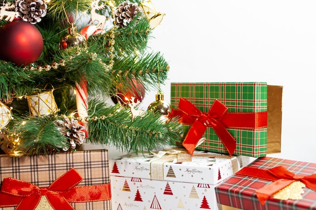 Caixa de presente de árvore de Natal decorada maçante com uma verificação de tartan na tampa sob uma árvore de Natal decorada artificialmente Natal e véspera de ano novo Noel Nouvelle annee