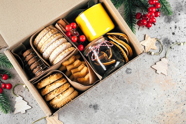 Caixa de presente de biscoito de Natal. Bolinhos de shortbread variados com decoração do feriado. Conceito de pacote de cuidados. Copie o espaço