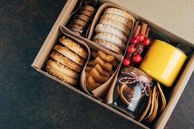 Caixa de presente de biscoito de Natal. Bolinhos de shortbread variados. Conceito de pacote de cuidados. Feriado do dia da mãe ou do pai