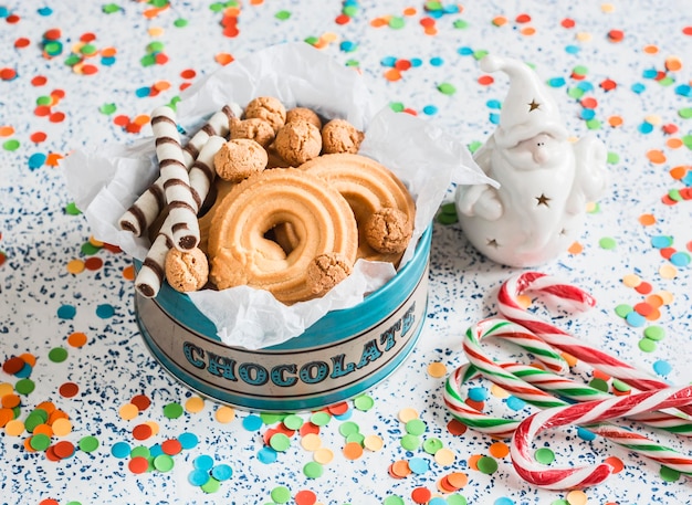 Caixa de presente de biscoitos de natal Biscoitos doces e enfeite de natal Papai Noel em um fundo claro