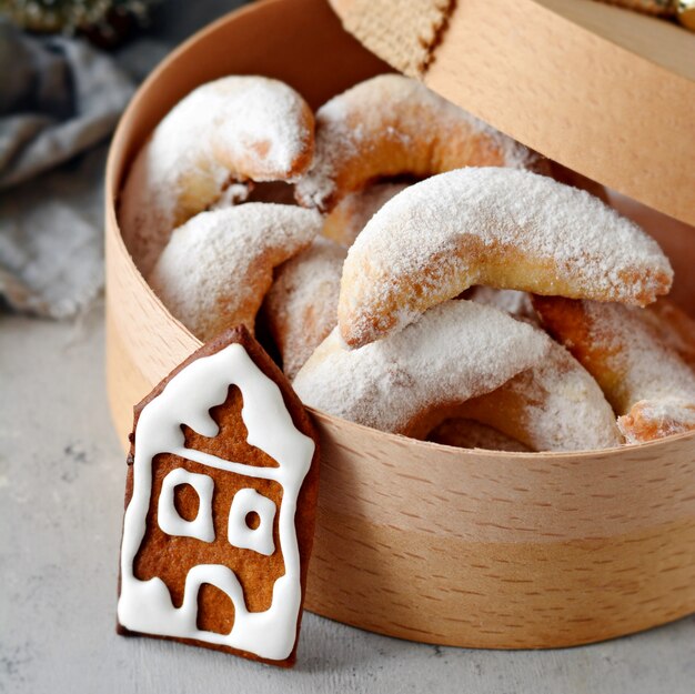 Caixa de presente de biscoitos de Natal em um fundo de Natal