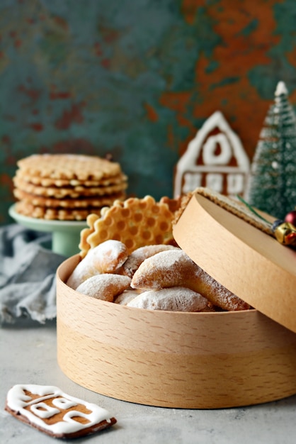 Caixa de presente de biscoitos de Natal em um fundo de Natal