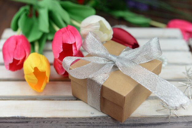 Caixa de presente de dia dos namorados com arco com flores de tulipas