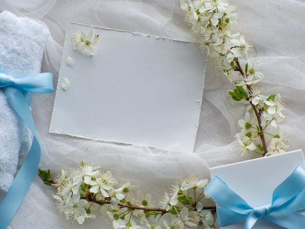 Caixa de presente de flores de cerejeira com laço azul e cartão de papel com espaço para cópia