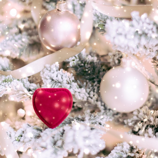 Caixa de presente de joias em forma de coração na árvore de Natal presente para o Dia dos Namorados da véspera de Ano Novo e feriados de inverno