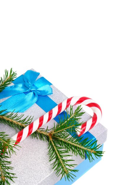 Caixa de presente de Natal amarrada com fita azul com laço com árvore de Natal verde e caramelo