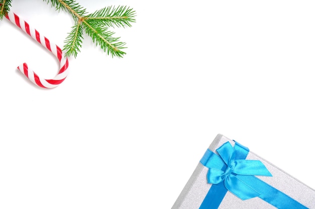 Caixa de presente de natal amarrada com fita azul com laço com árvore de natal verde e caramelo | Foto Premium Caixa de presente de natal amarrada com fita azul com laço com árvore de natal verde e caramelo | Foto Premium