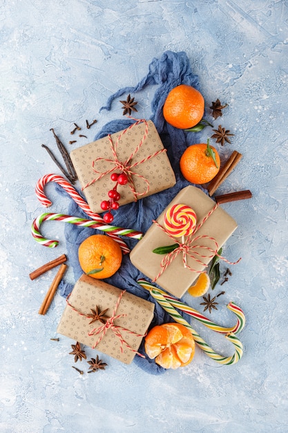 Caixa de presente de Natal, bastão de doces, tangerinas