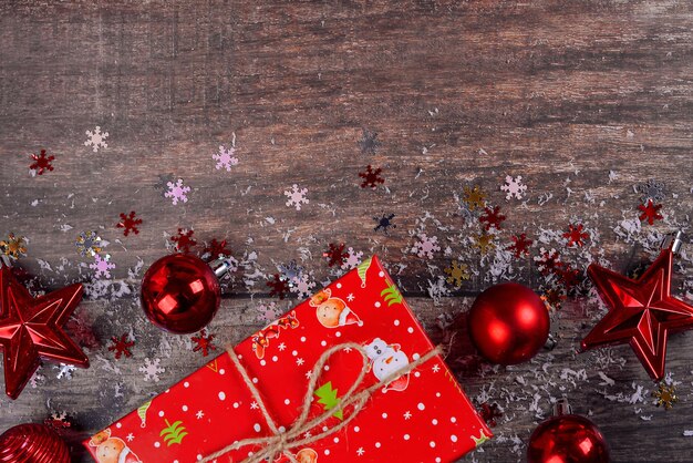 Caixa de presente de Natal com bola vermelha em fundo de madeira Fechar o conceito de Natal