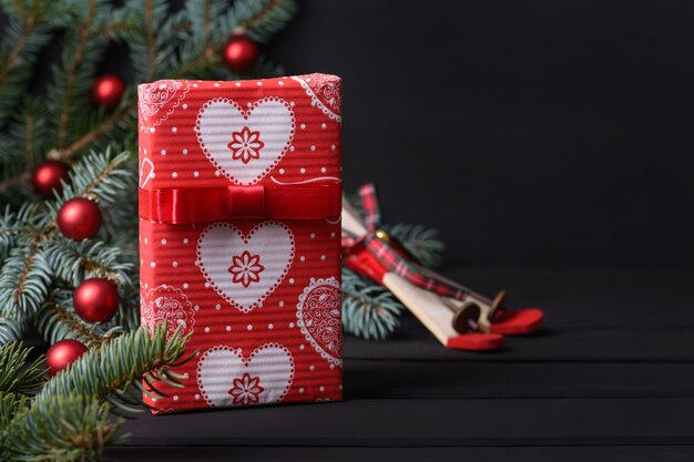 Caixa de presente de natal com decoração de ano novo