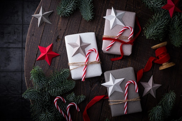 Caixa de presente de natal com doces e estrela