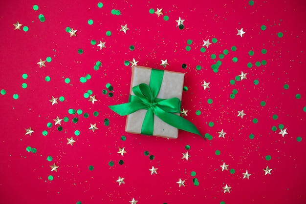 Caixa de presente de Natal com fita verde de fundo com confete brilhante