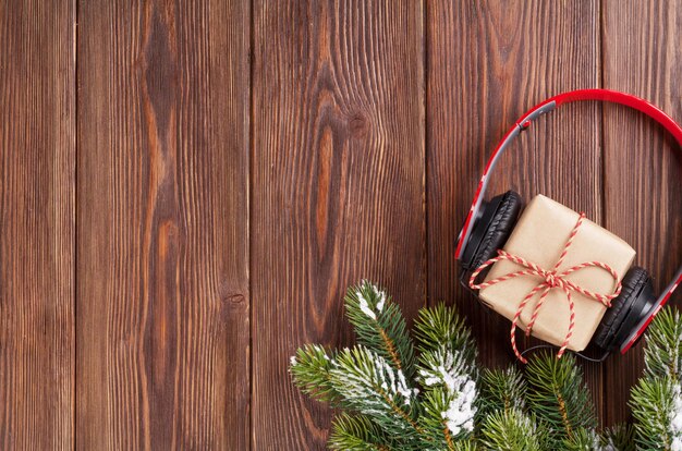 Caixa de presente de natal com fones de ouvido e galho de árvore