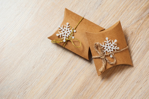 Foto caixa de presente de natal com laço de fita e floco de neve