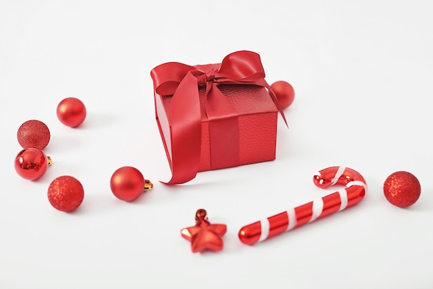 Caixa de presente de Natal com pirulitos e brinquedos isolados