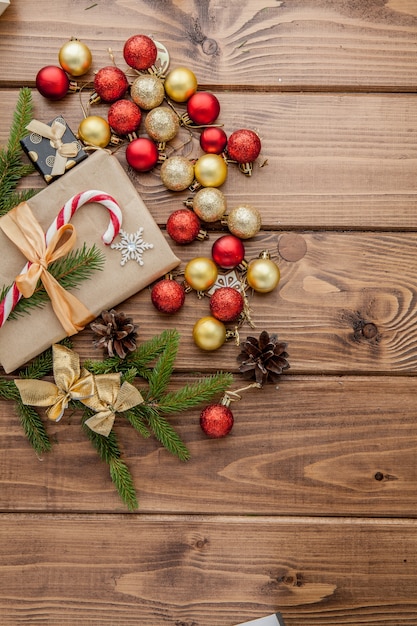 Caixa de presente de Natal, decoração de comida e galho de árvore do abeto na mesa de madeira