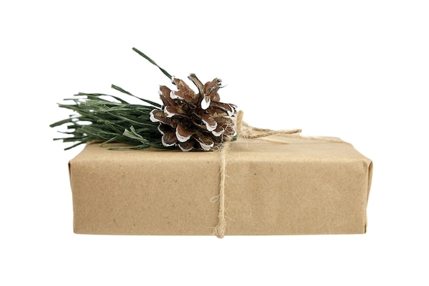 Caixa de presente de Natal decorada com galho de pinheiro com cone