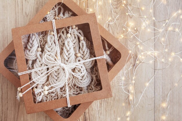 Caixa de presente de natal decorada com macramê árvore de natal no estilo macramê