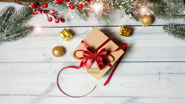 Caixa de presente de Natal e decoração em mesa de madeira, vista superior