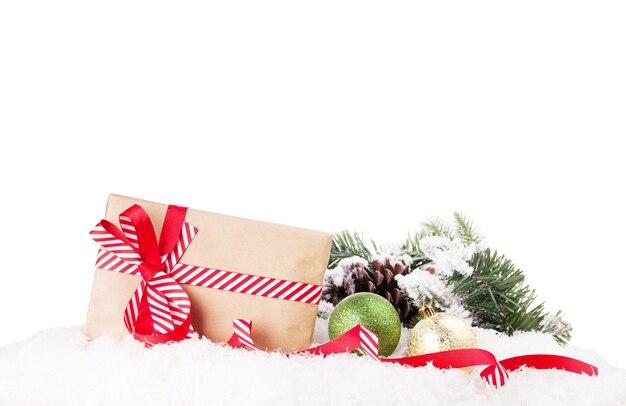 Caixa de presente de natal e decoração na neve