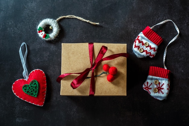 Caixa de presente de Natal e decorações artesanais de feltro de ano novo em fundo escuro