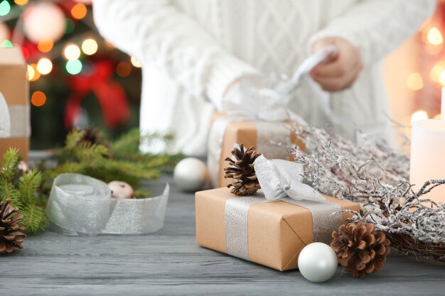 Caixa de presente de natal e mulher