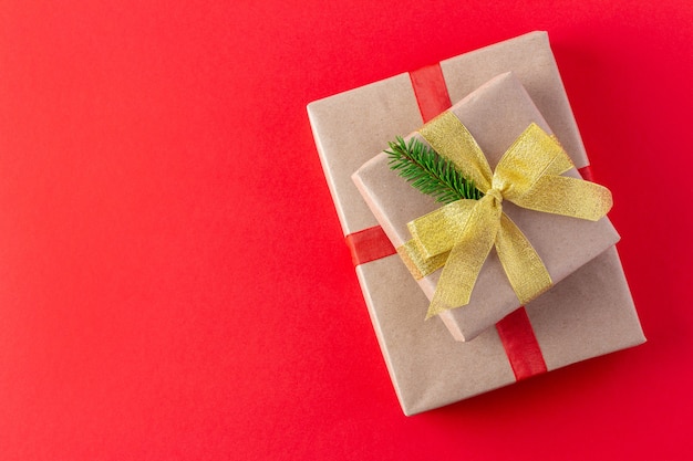 Caixa de presente de Natal em embalagem ecológica com ramos de abeto
