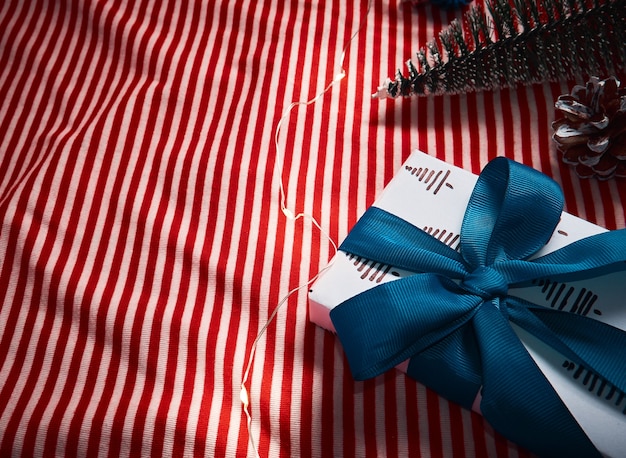 Caixa de presente de Natal em um fundo vermelho