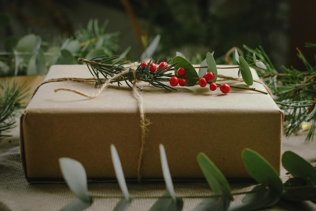 Caixa de presente de Natal embrulhada em papel pardo Embalagem de presente de Natal ecológica
