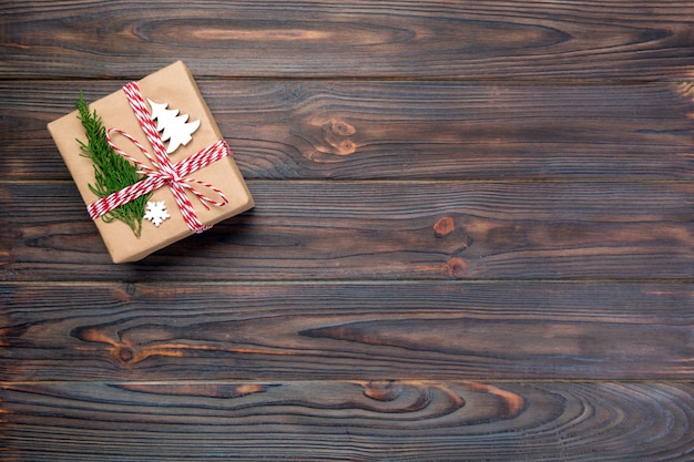 Caixa de presente de natal embrulhada em papel reciclado, com vista superior da fita com espaço de cópia sobre fundo rústico. conceito de férias