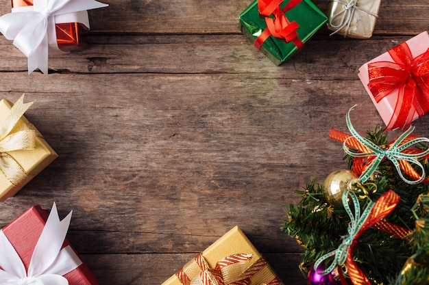 caixa de presente de Natal no fundo da mesa de madeira