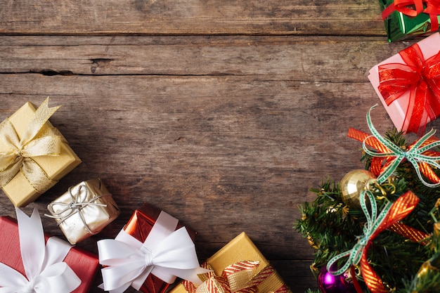 caixa de presente de Natal no fundo da mesa de madeira