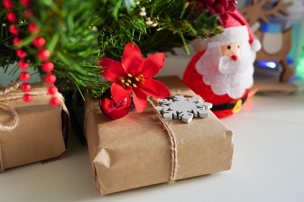 Caixa de presente de Natal ou Ano Novo com enfeites