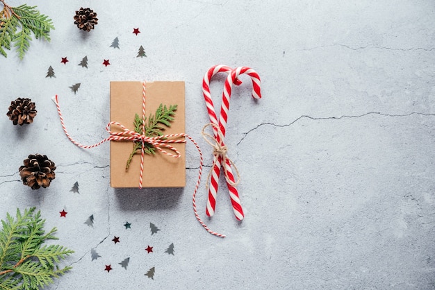 Caixa de presente de natal, pinhas, ramos de thuja e bengalas de doces