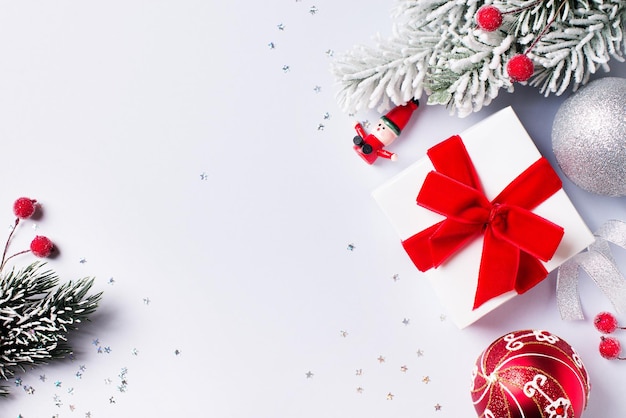 Caixa de presente de Natal plana sobre fundo branco com decoração Feliz ano novo fundo e espaço de cópia de pano de fundo vista superior