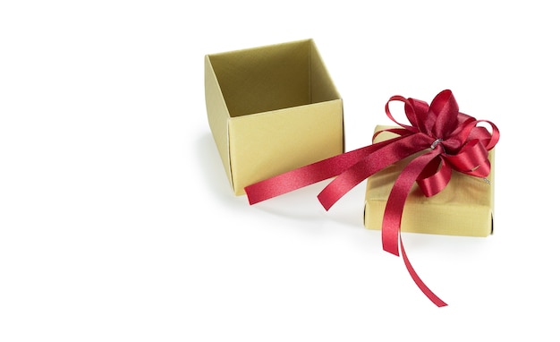 Caixa de presente de ouro com fita vermelha