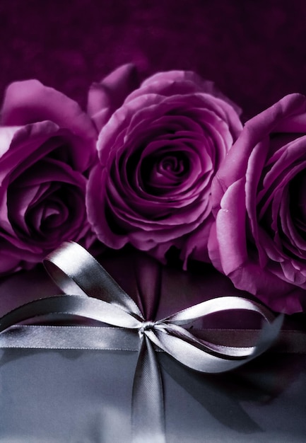 Caixa de presente de prata de férias de luxo e rosas roxas como dia dos namorados de Natal ou presente de aniversário