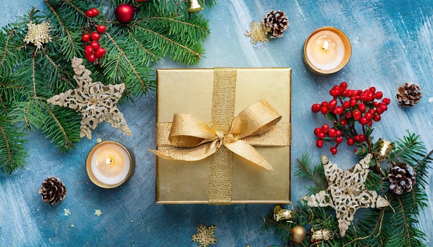 caixa de presente dourada com decoração de natal