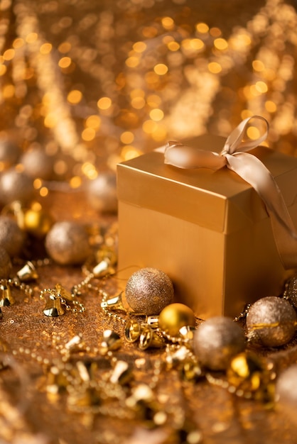 Caixa de presente dourada em um fundo brilhante com fundo de ano novo de brinquedos de Natal