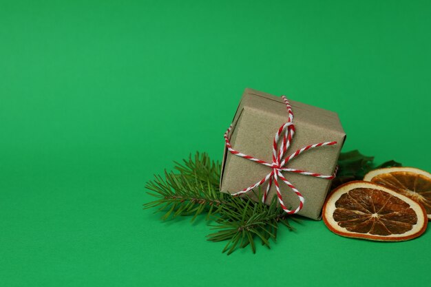 Caixa de presente e acessórios de Natal em fundo verde