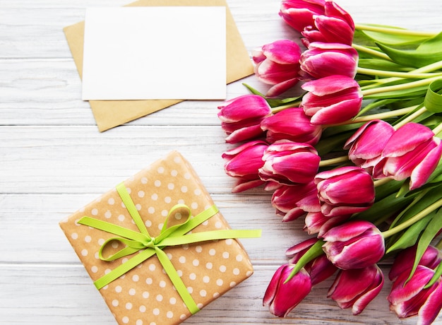 Caixa de presente e buquê de tulipas