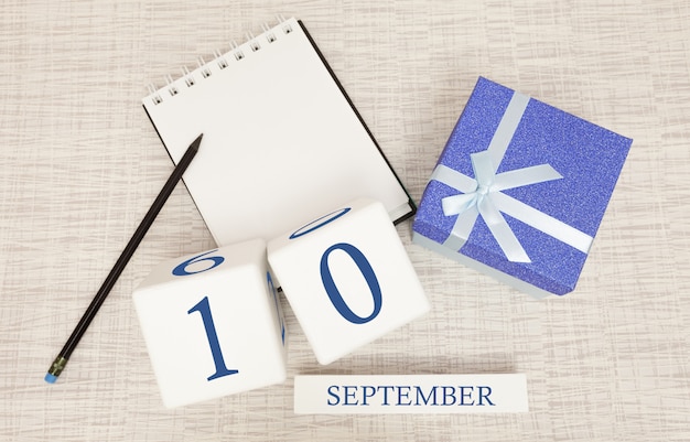 Caixa de presente e calendário de madeira com modernos números azuis, 10 de setembro