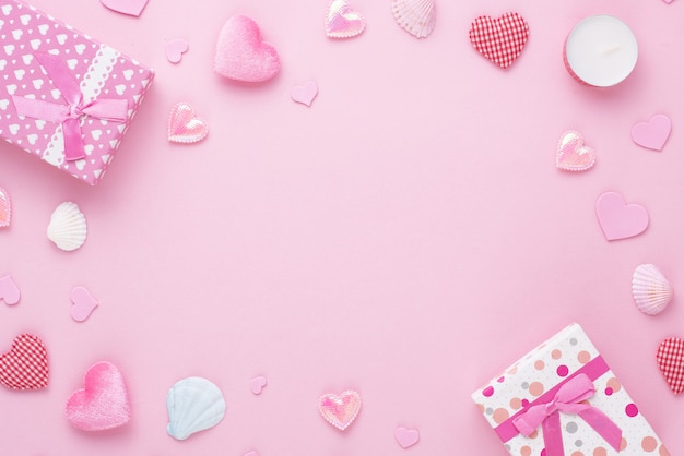 Caixa de presente e coração rosa em fundo de papel com espaço de cópia para casamento de amor ou dia dos namorados.