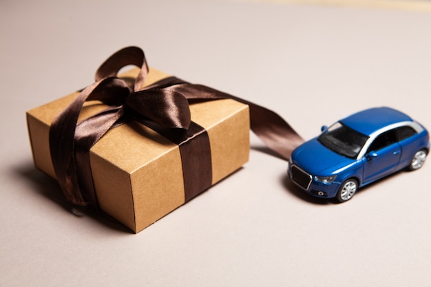 Caixa de presente e entrega de presente em carro