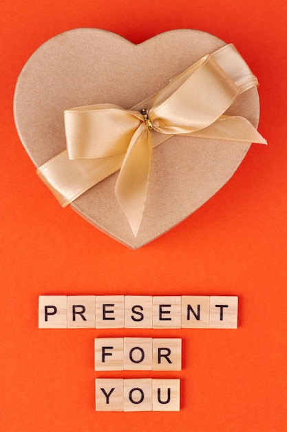 Caixa de presente em forma de coração e blocos de madeira com inscrição Presente para você