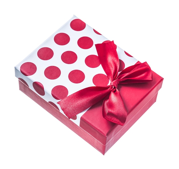 Caixa de presente embalada vermelha isolada em branco