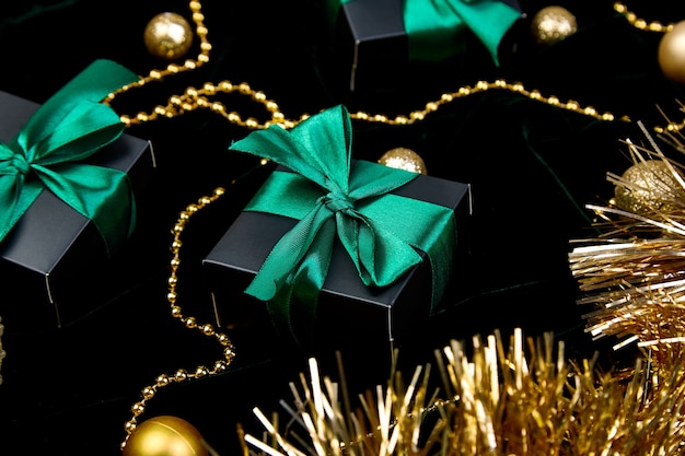 Caixa de presente festiva de Natal preta com fita verde em veludo