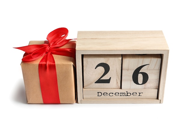 Caixa de presente fofa com calendário, isolada no branco