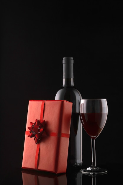 Caixa de presente, garrafa de vinho e copo de vinho