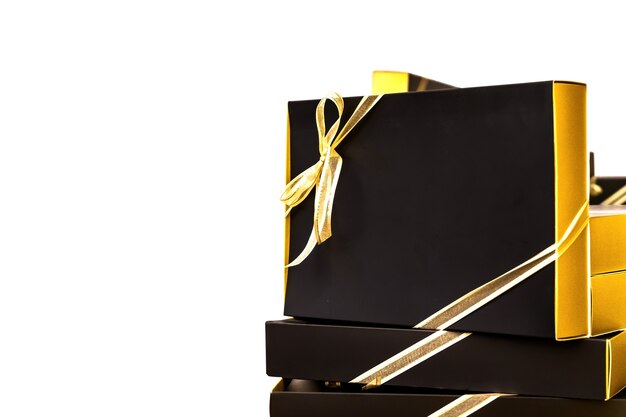 Caixa de presente isolada com fita preta e dourada